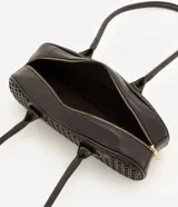 Cartera tipo bowling de Satinato en color negro, con estructura alargada, base redondeada y diseño geométrico calado. Cuenta con doble asa superior y cierre de cremallera metálica en tono dorado.