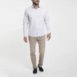 Camisa blanca con microestampado de lunares azules, cuello clásico con botón y puños con botón.