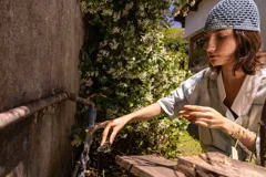 Sombrero tejido en crochet de algodón color celeste, ultra liviano y con un calado amplio que aporta frescura. Su estructura suave se adapta cómodamente a la cabeza.