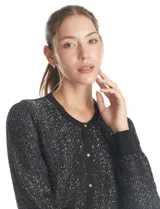 Cardigan negro de manga larga con lentejuelas bordadas, cuello redondo y cierre frontal con botones metálicos. Presenta puños y bordes acanalados.
