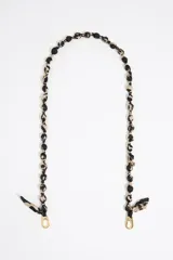 Correa para teléfono con cuentas de tela con estampado animal print y herrajes dorados.