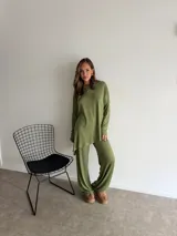 Conjunto de dos piezas compuesto por un buzo de corte oversize con mangas largas y un pantalón de corte recto y holgado, confeccionado en tejido de lanilla color verde oliva.