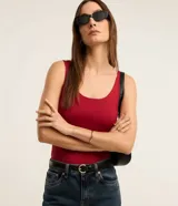 Blusa musculosa Cortelle de poliamida color naranja, con escote en U y tirantes anchos.