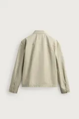 Sobrecamisa de corte regular fit en color beige, confeccionada en popelín de algodón. Cuenta con cuello solapa, manga larga con puño abotonado, bolsillos ocultos en las costuras de la cadera y cierre frontal con botonadura oculta.