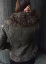 Chaqueta de efecto ante con cuello, solapas y puños de pelo sintético. Presenta un diseño entallado de manga larga, cierre frontal con ganchos y bolsillos laterales.