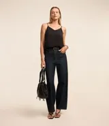 Blusa tipo musculosa de la marca Cortelle, confeccionada en crepé de poliéster. Presenta un diseño básico con escote en V tanto en el frente como en la espalda y breteles finos ajustables.