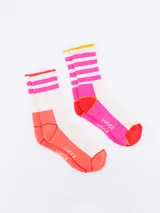 Pack de dos pares de medias caña corta, una blanca con rayas horizontales rosas y detalles en rojo, y otra blanca con rayas horizontales rosas y detalles en amarillo.
