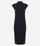 Vestido midi ajustado de color azul marino, confeccionado en tejido rib (acanalado) de viscosa y elastano. Presenta cuello alto y mangas cortas.