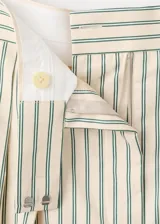 Pantalón de vestir de tiro medio con diseño de rayas verticales en tono beige y crudo. Presenta pernera recta y holgada, con pinzas delanteras y bolsillos laterales.