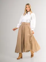 Falda larga marrón con diseño tableado y cinturón con hebilla forrada.