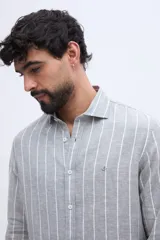 Camisa de manga larga con diseño de rayas verticales, confeccionada en mezcla de lino y algodón, con cuello camisero y cierre frontal de botones.