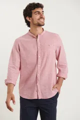 Camisa de cuello mao y manga larga, confeccionada en una mezcla de lino y algodón. Presenta un diseño de corte recto con botones en tono natural y un bolsillo pequeño en el pecho.