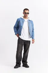 Campera de jean con interior de corderito, cuello clásico y cierre frontal con botones metálicos. Presenta un diseño de denim azul con costuras reforzadas y bolsillos laterales.