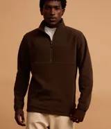 Saco de fleece marrón de manga larga, con cuello alto y cierre frontal parcial de cremallera.
