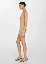 Vestido corto entallado de escote palabra de honor, confeccionado en tejido elástico.