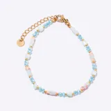 Pulsera de cuentas con cierre ajustable de acero enchapado en tono dorado. La pulsera combina cuentas facetadas de color celeste, cuentas cilíndricas de tonos pastel (blanco/rosa/naranja) y pequeñas cuentas redondas doradas que separan los demás elementos.