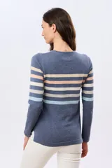 Buzo tejido de algodón con diseño de rayas horizontales en tonos azules, beige y rosado, cuello redondo y manga larga.