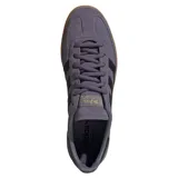 Championes Adidas Handball Spezial color violeta, confeccionados en gamuza con las icónicas tres tiras laterales en negro y suela de goma color caramelo.