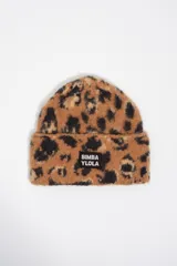 Gorro tipo beanie de punto con estampado animal print de leopardo. Presenta un diseño con vuelta y una etiqueta frontal con el logo de la marca Bimba y Lola.