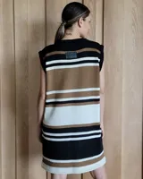 Vestido corto de tejido de punto sin mangas, con diseño de rayas horizontales en colores negro, marrón y crema, y cuello redondo.