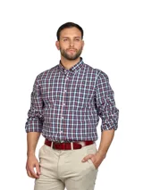 Camisa de hombre a cuadros en tonos azul, rojo y blanco, de manga larga y corte clásico. Incluye cuello abotonado y bolsillo en el pecho.