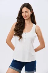 Musculosa básica lisa color beige, con escote redondo y tapeta frontal con tres botones.