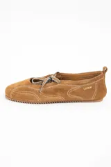 Chatita de gamuza color camel con costuras decorativas en hilo blanco y cordones ajustables en la parte superior. Presenta suela de goma dentada y tirador en el talón.