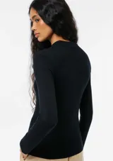 Blusa de manga larga bordó, de corte ajustado y cuello redondo alto con ribete tejido en canalé.