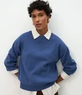 Buzo suéter de tricot con cuello redondo y puños ajustados, de calce holgado y diseño básico.