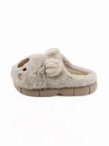 Pantuflas de peluche color tostado con diseño de cara de koala, orejas sobresalientes y suela de goma.