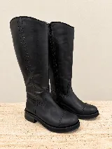 Botas altas de caña larga color negro, con diseño de puntera redonda reforzada, costuras pespunteadas y cierre lateral interno.