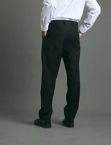 Traje de corte slim fit compuesto por saco de dos botones y pantalón de vestir a juego. Presenta una silueta entallada y moderna.