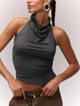 Top gris oscuro elastizado, asimétrico, ajustado al cuello.