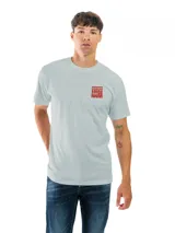 Remera de manga corta y cuello redondo, color gris oscuro o carbón, con un estampado circular blanco en el pecho que contiene texto y un logo.