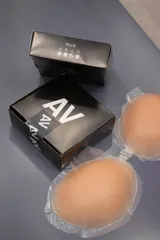 Sostén adhesivo de silicona color piel, sin breteles ni espalda, con cierre frontal.