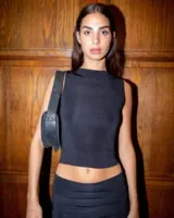 Musculosa negra con cuello alto y corte ajustado.