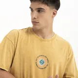 Remera de manga corta color amarillo con estampa circular en el pecho. Corte oversize.