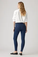Jeans ajustados Levi's modelo 711 Skinny, tiro medio, en color azul oscuro lavado.