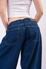 Jean de tiro bajo en color azul clásico, con corte extra ancho y diseño holgado. Confeccionado en denim premium, presenta una silueta fluida y relajada.