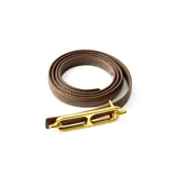 Cinturón marrón de cuero con hebilla dorada rectangular con forma de estribo.