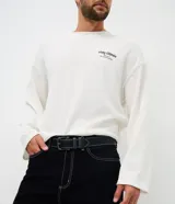 Cinturón masculino de material sintético con textura granulada, hebilla cuadrada metálica en tono envejecido y detalle de doble costura contrastante en color blanco.