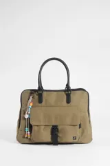 Briefcase color marrón con tres compartimentos, dos de ellos con cierre, un bolsillo frontal con solapa y cierre de hebilla. Incluye asas de mano y un llavero colgante decorativo de cuentas de colores.