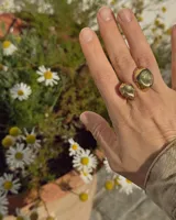 Anillo de diseño orgánico y macizo con forma irregular, elaborado artesanalmente en metal.