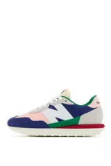 Championes New Balance WS237 con diseño inspirado en el running retro, confeccionados con base de tejido rojo, revestimientos de gamuza celeste y detalles en beige, negro y amarillo.