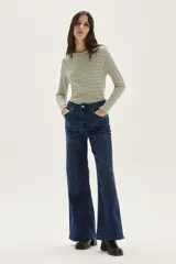 Remera de manga larga a rayas horizontales marrones y blancas, con cuello redondo y corte holgado.