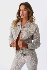 Campera de algodón con elastano, con estampado de piel de serpiente, cuello clásico, cierre frontal con botones y bolsillos de parche en el pecho.