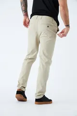 Pantalón chino de gabardina color negro, de corte regular, con logo bordado.