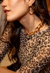 Collar dorado de cadena gruesa con eslabones ovalados.