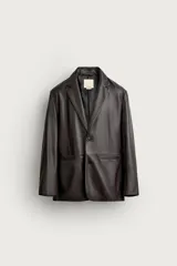 Blazer relaxed fit de cuero marrón oscuro, con cuello de solapa de muesca, cierre de un botón, bolsillos con solapa en la cadera y abertura central en la espalda.