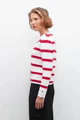 Chaqueta tejida con rayas horizontales rojas y blancas, cuello redondo y botones dorados.